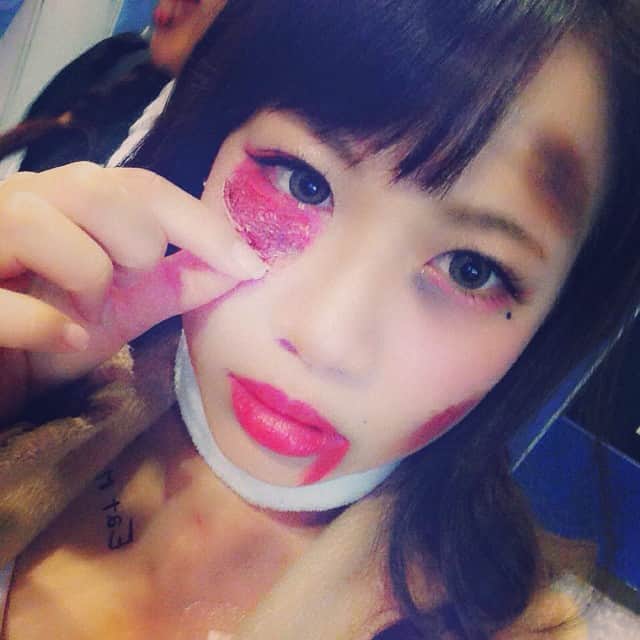 山本美優さんのインスタグラム写真 - (山本美優Instagram)「皮膚がベロン。痛いよ…。 #ハロウィン #HALLO WEEN #HAPPY HALLO WEEN #ゾンビ #痛い #下手くそ #来年頑張る #バニーガール」11月1日 13時46分 - fuwata118926