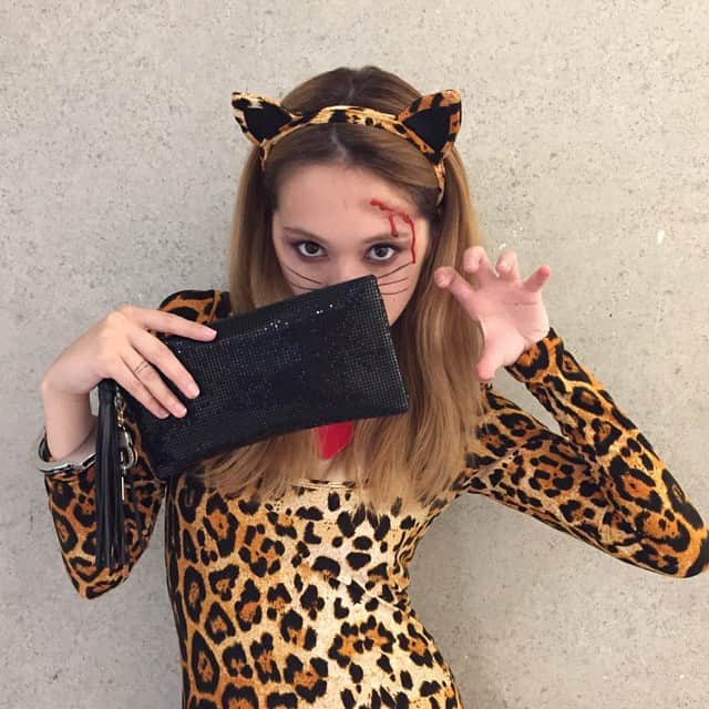 カフスバイリンツのインスタグラム：「Halloween with CUFFZ☆☆ She wears "Bling Bling Clutch" with handcuff as a bangle. http://www.cuffz.jp  #cuffz #cuffzbrand  #clutch  #Halloween」