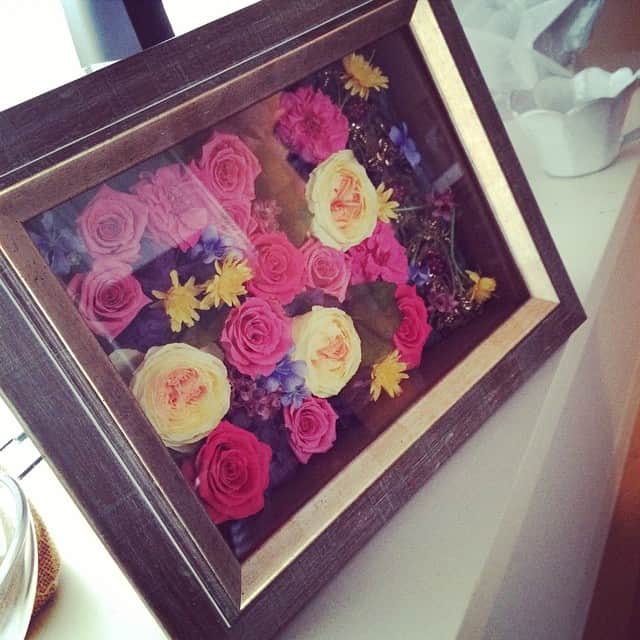 笛木優子のインスタグラム：「いつもお気遣いありがとうございます。🌹💐💖😊💕 昨日私のカレンダーが発売になりました！よろしくお願いします。 #プリザーブドフラワー」