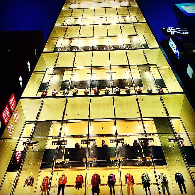 ユニクロ 銀座店さんのインスタグラム写真 - (ユニクロ 銀座店Instagram)「世界最大規模のグローバル旗艦店UNIQLO GINZA店  入り口から12階ビルを見上げた写真です。  60体のディスプレイがぐるぐる回っています。  世界中から来店される観光客のお客様が写真を撮っています。  皆さんもご来店の際は写真を撮って…#uniqloginza のハッシュタグでシェアして下さい。  #uniqlo #uniqloundercover #uniqlokids #uniqlogirls #uniqlobaby #uniqloginza #ootd #outfit #tokyo  #GINZA #trend #like #love #colour #cashmere #fleece #fashion #wool #wcw #new #ユニクロ #ユニクロアンダーカバー #銀座 #東京」11月2日 17時51分 - uniqlo_ginza