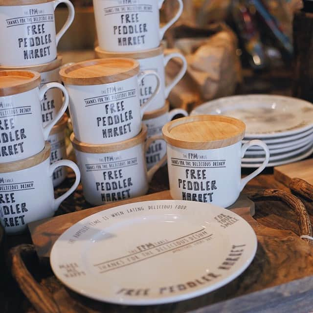 Free Peddler Market/THE DECKさんのインスタグラム写真 - (Free Peddler Market/THE DECKInstagram)「【New Arrival】 新しいマグカップとプレートが仲間入り！  Wooden Canopy Mugcup Useful Dish  どちらも1,400円(税抜)です。 すでに大変ご好評を頂いております！ぜひ手に取ってご覧頂きたいです！お早めにっ！  オンラインストアでも来週中に販売スタートします！ご予約頂いておりました分も随時発送させて頂きますので、少々お待ちください。 #freepeddlermarket #thedeckcoffeeandpie #mugcup #dish #coffee」10月11日 15時13分 - fpmjp