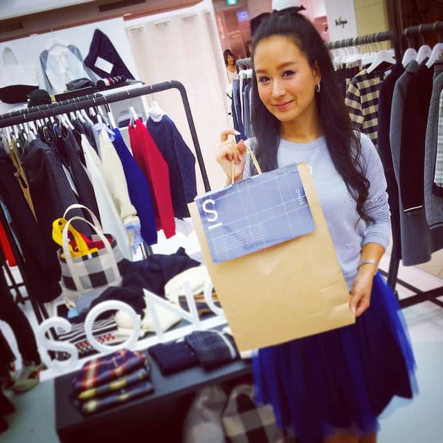 平山美香のインスタグラム：「#SONO の#popup_shop で、お買い物＠新宿ルミネ2  #fashion」