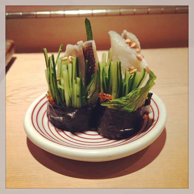志摩有子さんのインスタグラム写真 - (志摩有子Instagram)「訳あって本日もお鮨。おつまみたくさんで嬉しい♡こはだと胡瓜。 #晩ごはん #鮨 #観葉植物？」10月11日 21時18分 - ariko418