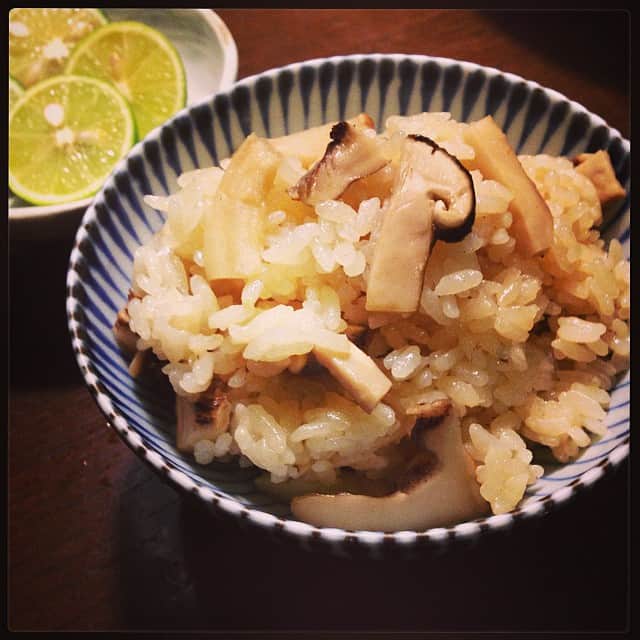 志摩有子さんのインスタグラム写真 - (志摩有子Instagram)「奮発して松茸ごはん。すだちをキュッと絞って。 #晩ごはん #holiday #松茸」10月13日 21時18分 - ariko418