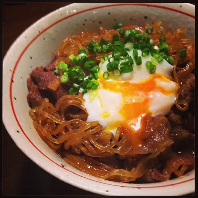 志摩有子さんのインスタグラム写真 - (志摩有子Instagram)「お昼に仕込んだ牛丼はこんな感じで。やっぱり半熟卵は欠かせない。#晩ごはん #牛丼」10月14日 22時43分 - ariko418