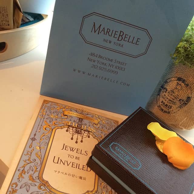 笛木優子のインスタグラム：「オシャレで美味しいチョコ🍫💙#mariebelle #tomorrowland #トゥモローランド #マリベル」