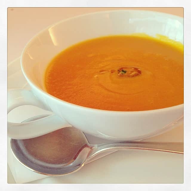 志摩有子さんのインスタグラム写真 - (志摩有子Instagram)「20年来の仲良しとランチ。今日は寒いから温かい南瓜のスープ。 #lunch #soup」10月15日 12時52分 - ariko418