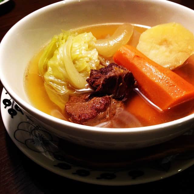 志摩有子さんのインスタグラム写真 - (志摩有子Instagram)「ちょっぴり肌寒い今夜は牛すね煮込みでポトフ。コトコト煮込んで透き通ったスープがご馳走。 #晩ごはん #牛すね #soup」10月15日 22時54分 - ariko418