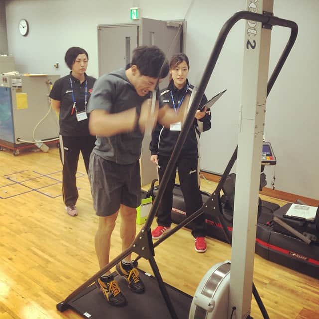 レンティング陽のインスタグラム：「Ski erg test。これはひたすらこのロープのようなものを引っ張るテスト。これもきつい。宮沢大志選手。」