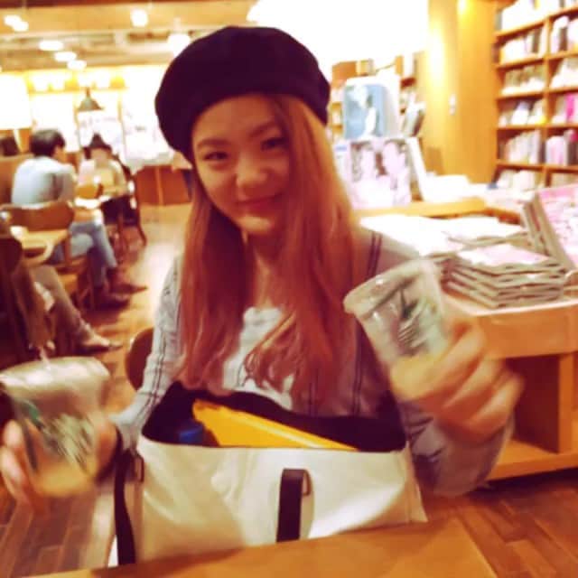 徐玥のインスタグラム：「一緒に本当の自分を見つけて頑張ろう💕努力は人を裏切らん😍💪死ぬまでに必ず一回は一緒にアメリカに行こう！✈️💋気をつけて帰ってね🚃👋#best-friend」