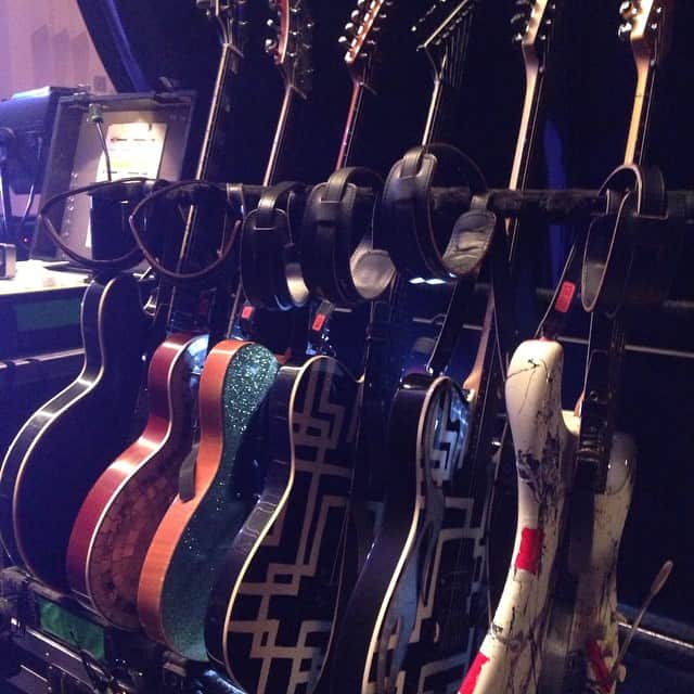 布袋寅泰さんのインスタグラム写真 - (布袋寅泰Instagram)「Backstage! Waiting for the show! #Hotei #Japan #tour #backstage #guitar #guitarporn」10月17日 15時26分 - hotei_official