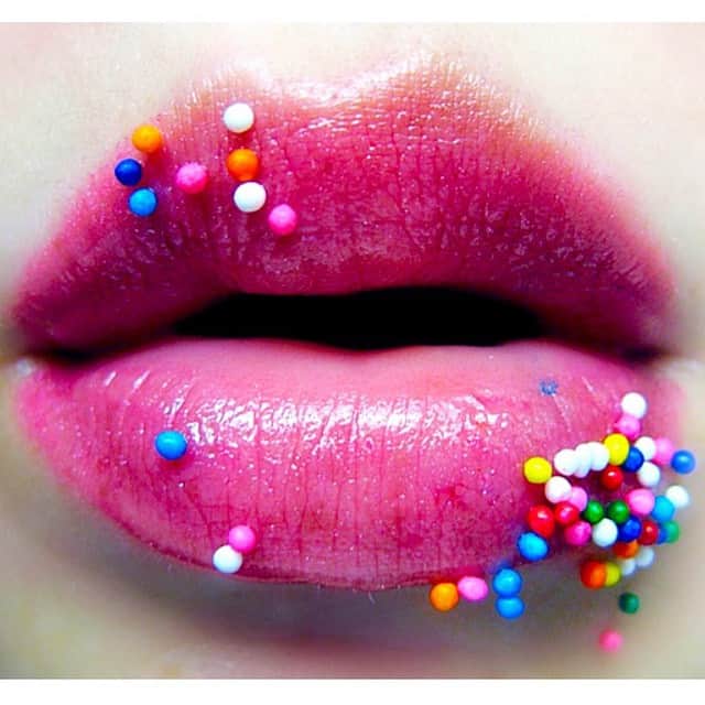 チェルシーフラワーのインスタグラム：「It's Friday!!! #getyourweekendon #colorinspiration #kiss #kisssomeone #love #fashion #candy #lipstick #makeup #pink #tgif #runwild #payitforward #makesomeonehappy #sendlove 💋💕」