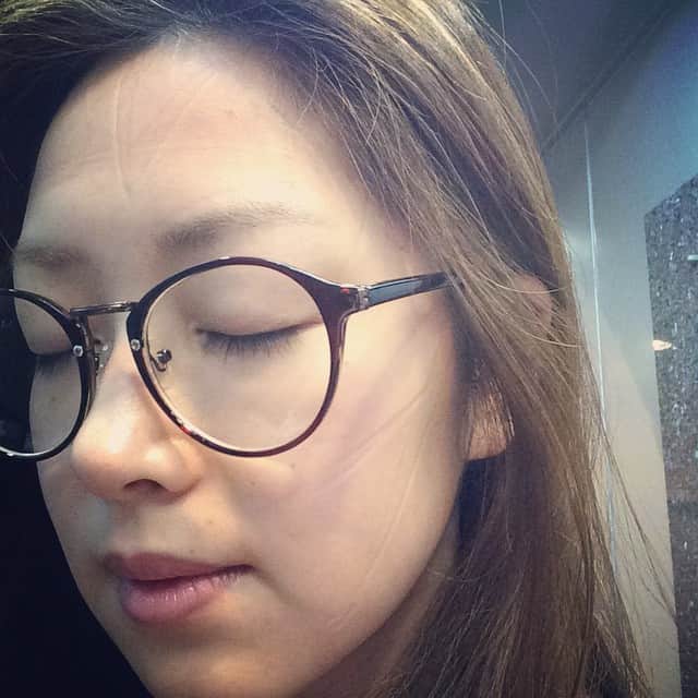 笛木優子のインスタグラム：「肩が痛くてマッサージ受けたら顔の跡が酷い。。。な金曜日でした😔🙈💦」