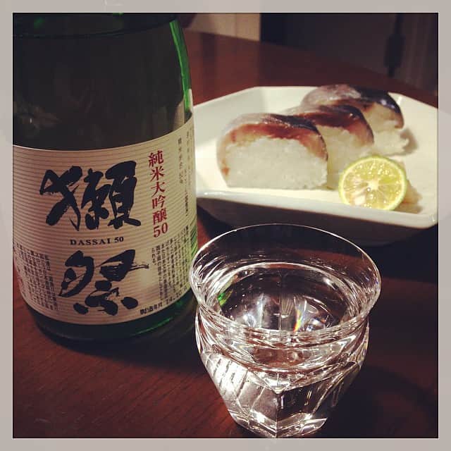 志摩有子さんのインスタグラム写真 - (志摩有子Instagram)「獺祭とバッテラも。 #晩ごはん #獺祭」10月18日 21時22分 - ariko418
