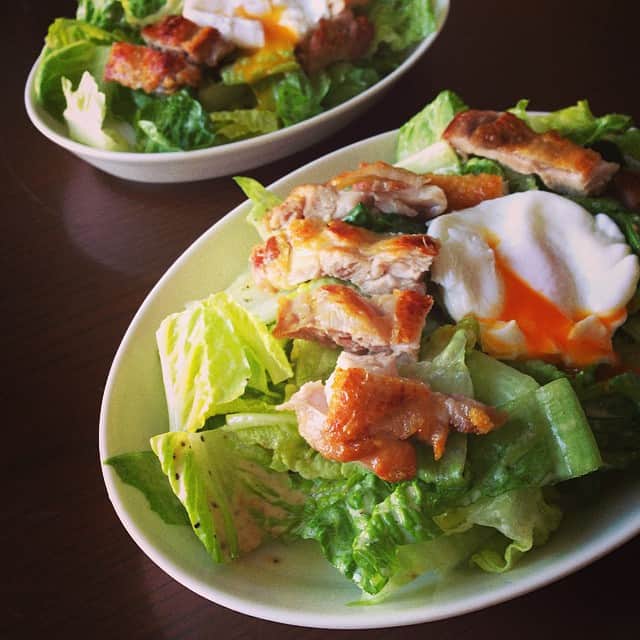 志摩有子さんのインスタグラム写真 - (志摩有子Instagram)「快晴の日曜日。野菜がたっぷり取りたくなってシーザーサラダ。チキンのグリルとポーチドエッグをトッピング。 #lunch #sunday #salad」10月19日 13時39分 - ariko418