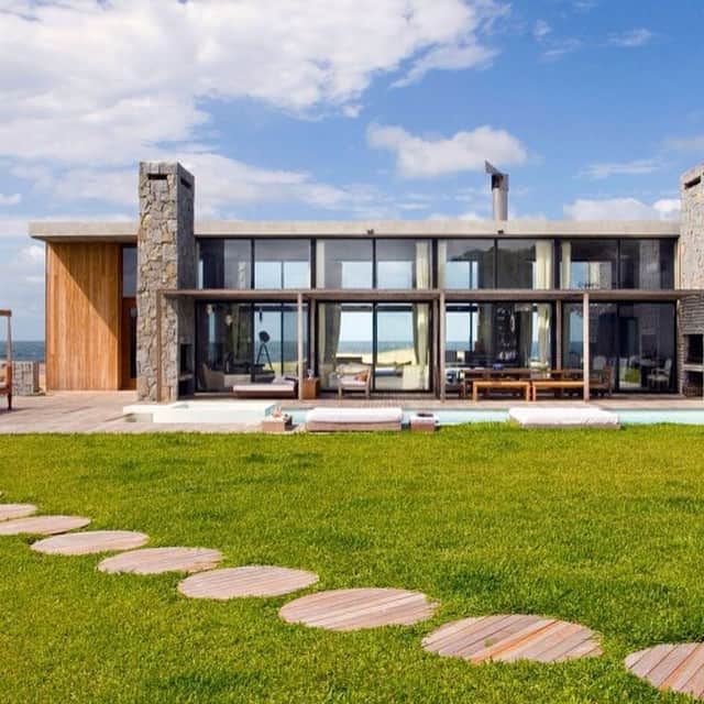 The Fantasy Homesのインスタグラム：「Amazing house 😍 who wants it?  Photo credit http://relyme.com/wp-content/uploads/2014/10/amazing-la-boyita-home-exterior-with-modern-home-shaped-design-used-flat-roof-design-and-green-landscaping-decoration-ideas.jpg」
