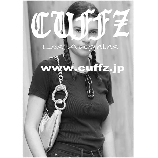 カフスバイリンツのインスタグラム：「Shooting on the street☆ #cuffzjp #cuffz #cuffzbrand #handcuffs #streetsnap #swarovskielement」
