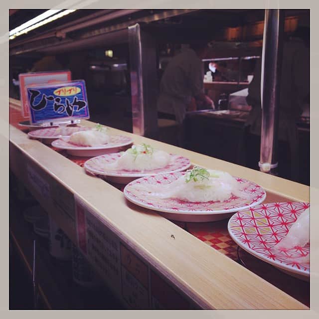 志摩有子さんのインスタグラム写真 - (志摩有子Instagram)「今夜もお寿司。行列が絶えない人気店。 #晩ごはん #familytime #回転寿司」10月21日 21時22分 - ariko418