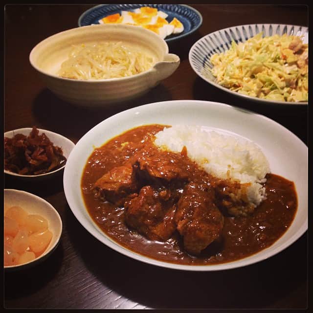 志摩有子さんのインスタグラム写真 - (志摩有子Instagram)「今夜はカレー。薬味をいろいろ揃えると楽しい。モヤシのマリネや@jojoponレシピのコールスローも。#晩ごはん #familytime #curry」10月22日 22時11分 - ariko418