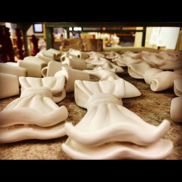 コルシネラベドリさんのインスタグラム写真 - (コルシネラベドリInstagram)「COR SINE LABE DOLI  Work in progress in the Ceramic Lab #corsinelabedoli #lab #ceramic #ceramiclab #papillon #ceramicpapillon #homemade #madeinitaly #artisanal #artisan #bowtie #bow #tie」10月23日 17時29分 - corsinelabedoli