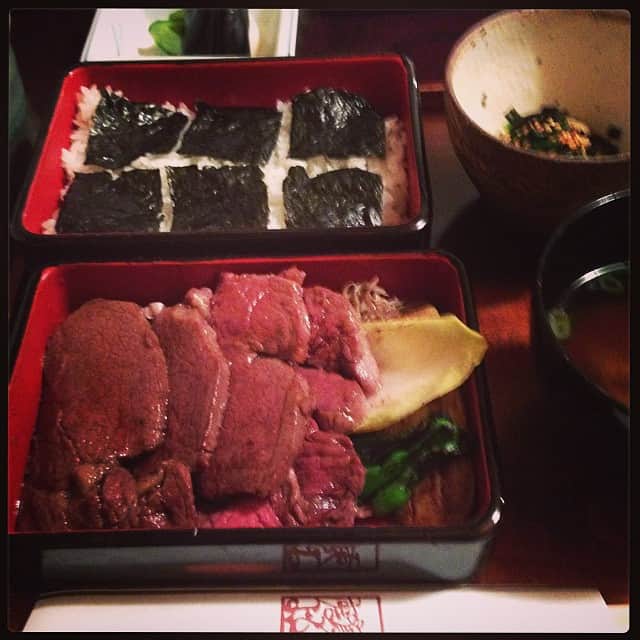 志摩有子さんのインスタグラム写真 - (志摩有子Instagram)「ロケ後のランチはよしはしで。ヒレの網焼き重。美味しゅうございましたm(_ _)m #lunch #ロケごはん」10月25日 12時54分 - ariko418