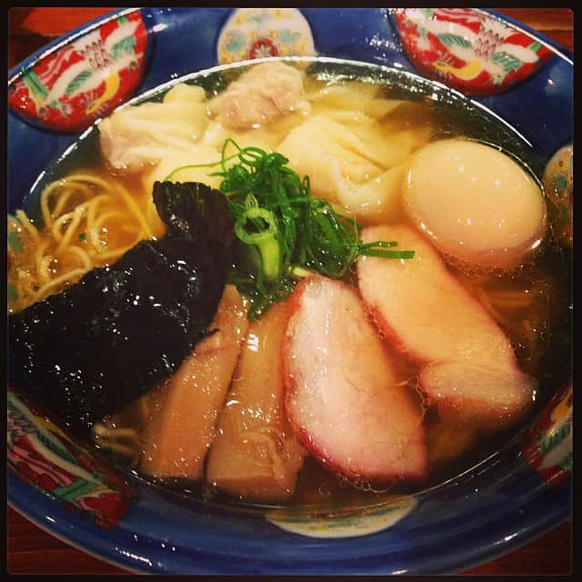 志摩有子さんのインスタグラム写真 - (志摩有子Instagram)「ロケスタから整体を経てワンタン麺。スープをたっぷり含んだピロピロが美味しい♡ #晩ごはん #ラーメン」10月25日 19時27分 - ariko418