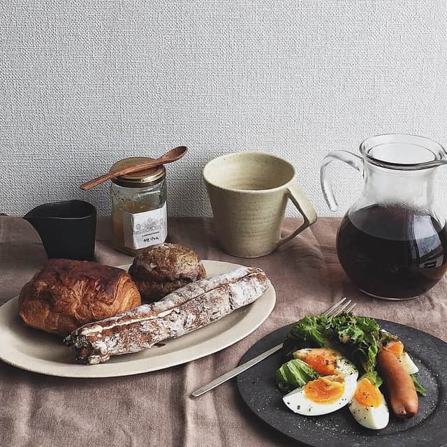 junkoのインスタグラム：「おはようございます。 やっと、やっと念願のRIKIさんのパンにありつけた！ 美味しいのにリーズナブルっていう評判通りで、午後には売り切ればかりって納得。 iPhone6に変えてから1ヶ月、最初はデカっっと思っていたのもいつの間にか普通。 慣れってすごいね。 そして今年も編み物をはじめました。 そして、この秋はベレー帽に初挑戦しました。 ただ、かぶり方がわからず、なんとなくYahoo知恵袋を見てみた。 あるわあるわ、ベレー帽に関する質問が。 どうやってかぶったらいいですか？という質問に、「ジャイ子のかぶり方が正解かと思います」がベストアンサーだった。 …ふむ。 なんだか、かぶれる気がしない。」
