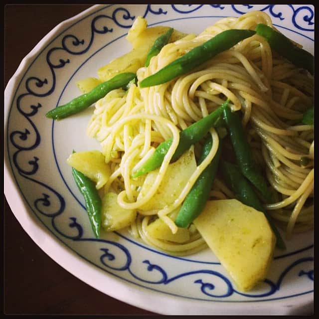 志摩有子さんのインスタグラム写真 - (志摩有子Instagram)「スープとサラダで足りる訳もなく、受験生とその父にはパスタも追加。＠mar4mのバジルペースト、大活躍。 #sunday #lunch #pasta #thankyou」10月26日 12時39分 - ariko418