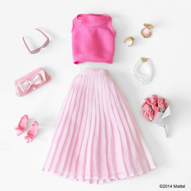 バービーさんのインスタグラム写真 - (バービーInstagram)「Just picked up these blooms at the farmer’s market, now planning my outfit around them! Love any reason to wear pink. 🌸 #barbie #barbiestyle」10月27日 3時18分 - barbiestyle