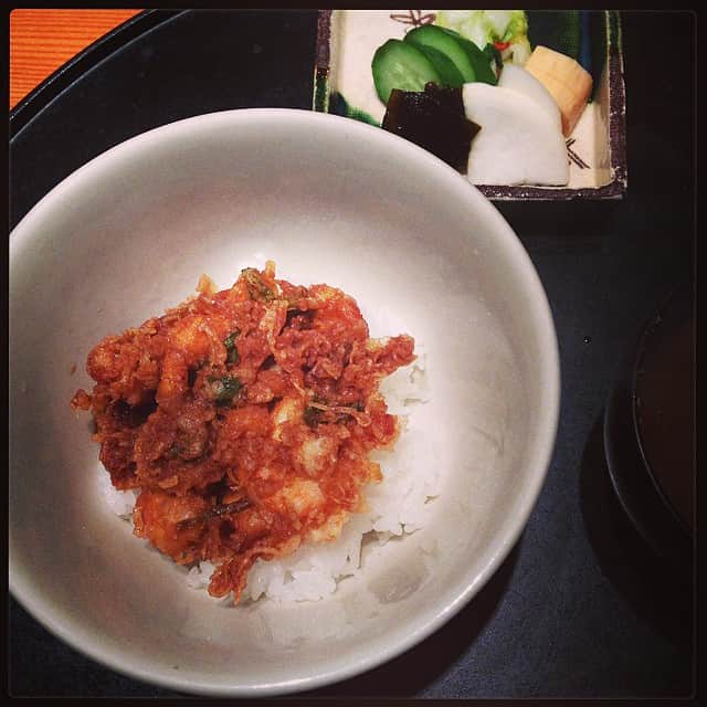 志摩有子さんのインスタグラム写真 - (志摩有子Instagram)「10代から通っている魚新で天ぷら。締めは小さなかき揚げ丼。実家の母も好きだったな…。 #晩ごはん #天ぷら」10月27日 21時43分 - ariko418