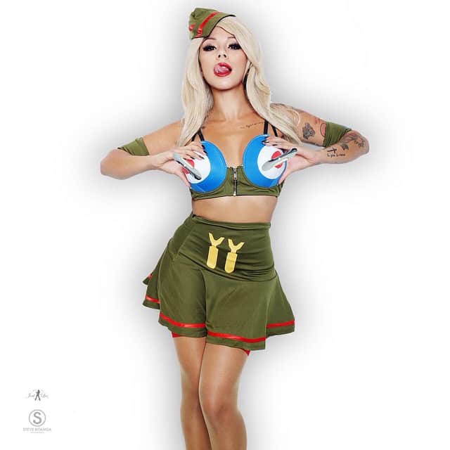 レッグアベニューさんのインスタグラム写真 - (レッグアベニューInstagram)「Check out this bombshell in our Bomber Girl Costume! @mama_lee is amazing!! #legavenue #legavenuecostumes #halloween #halloweencostume #bombergirl #propellers #photoshoot #mamalee #jerilee #jerified」10月28日 3時42分 - legavenue