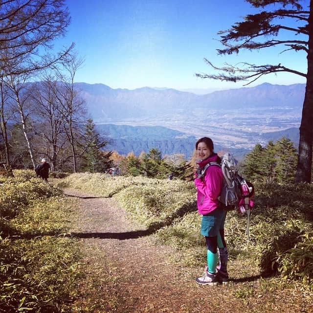 笛木優子のインスタグラム：「朝から撮影がんばってます🗻 今日夜22:00より フジテレビ 素敵な選TAXIに出演します📺 ぜひ見て下さい😁💙」