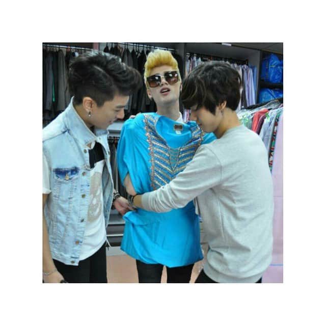 LUNAFLYのインスタグラム：「✌」