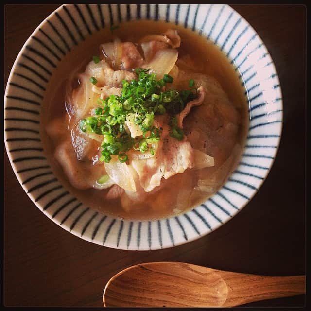 志摩有子さんのインスタグラム写真 - (志摩有子Instagram)「今朝の受験生の朝食は昨日のお鍋の残りで汁かけごはん。青葱と黒胡椒をパラリと。どうやら気に入ったらしい。 #goodmorning #朝食 #鍋の翌朝 #温まっていってらっしゃい」10月29日 6時58分 - ariko418