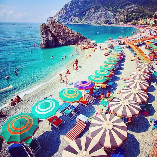 チェルシーフラワーのインスタグラム：「Take me here! #daydreaming #vacation #sunbrellas #ocean #beach #colors #inspiration #chelseaflower #takemeaway regram from @saboskirt」
