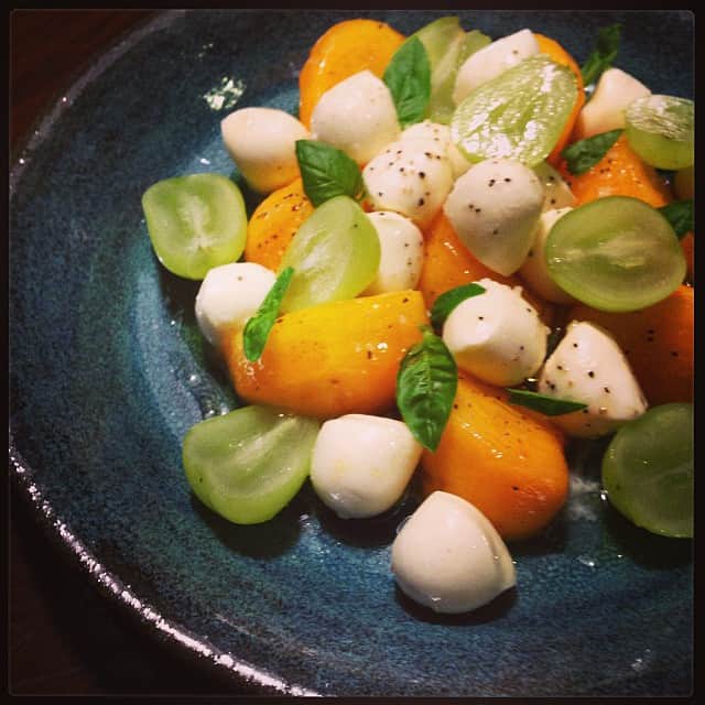 志摩有子さんのインスタグラム写真 - (志摩有子Instagram)「柿とシャインマスカット、秋の果物でカプレーゼ。 #晩ごはん #familytime」10月29日 22時17分 - ariko418
