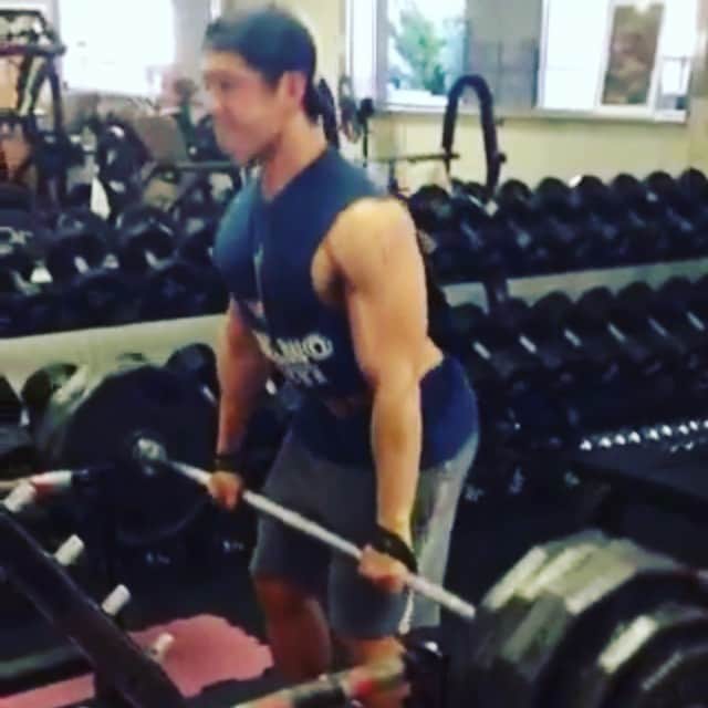 のインスタグラム：「トップサイドデッドリフト280kg  #workout #workoutlife #fitness deadlift#280kg#622lbs#10rep#topsidedeadlift#backworkout#training #havyheight#bodybuilding #ワークアウト#デッドリフト#トップサイドデッドリフト#背トレ#背中#高重量#筋トレ#トレーニング」
