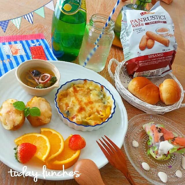 ハニャコさんのインスタグラム写真 - (ハニャコInstagram)「#todaylunche#Lunch  今日は 昨日の夜ご飯の残り物で  #お昼ごはん #お昼ごパン  #MENU 〜  #オーガニック#豆乳 の#マカロニグラタン  #イカのアヒージョ  ポテトカップの#タラモサラダ  #ライスペーパー のケーキ#salad  ライスペーパーの#ケーキサラダ は #簡単 なのに #豪華 に見えてオススメです！  水で戻したライスペーパーの上に お好みの野菜を重ねて またライスペーパーを重ねて #カニカマ も挟んで〜の 繰り返し。  １番の上に#スモークサーモン 乗せたら豪華に見える〜 #生春巻き 作るの面倒な時にもオススメ  さぁて 今日はHalloweenのsweets作ります🎃 出来たらアップしまぁす♫♡ #Perrier#masonjars#Tiger#iittala #カステヘルミ#タイガー#ペパナプ」10月30日 11時27分 - hanyacoro