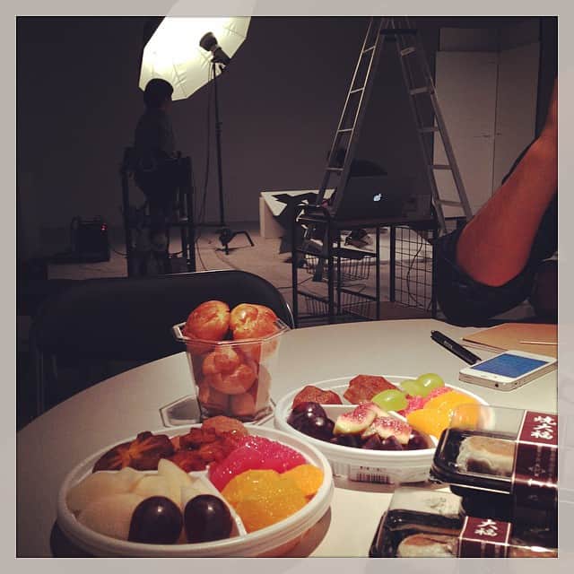 志摩有子さんのインスタグラム写真 - (志摩有子Instagram)「物撮りマスターとスタジオで撮影。おやついっぱいでティーパーティの趣き。私はフルーツ♡  #CLASSY #magazine #still #studio #おやつ」10月30日 16時40分 - ariko418