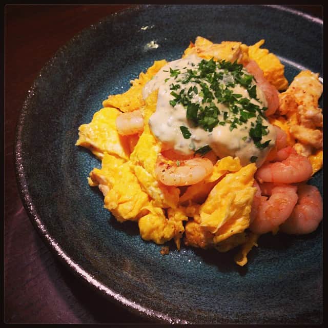志摩有子さんのインスタグラム写真 - (志摩有子Instagram)「あり合わせで作った海老玉にパセリマヨネーズ。卵に卵をかける暴挙。でもこれ美味しいのです。 #晩ごはん #卵」10月30日 21時43分 - ariko418