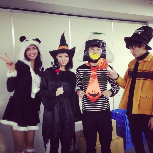 須賀健太のインスタグラム：「事務所がハロウィン一色。 #ハロウィン @masato_yano  @hikari_takara  @seiayasuda」