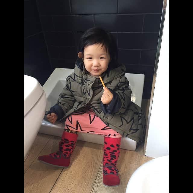 オム・テウンのインスタグラム：「지온이. . . .까까. . .행복!😍」