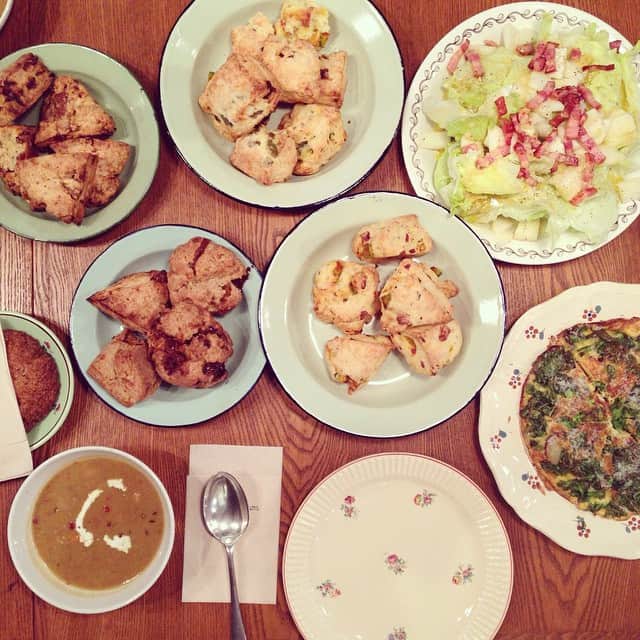 のインスタグラム：「今日のまかない。洋梨とベーコンのサラダ。焼き芋のポタージュスープ ほんのりのカレー風味。 ようこちゃん @mano_a_mano1202 が作ってくれた菜の花とじゃがいものフリッタータ。」