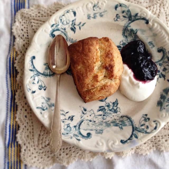 のインスタグラム：「いつもは生クリームと蜂蜜で食べるんだけど、今日はブルーベリージャム。濃いめにいれたミルクティーと。ようやく、頭が動き出しました。」