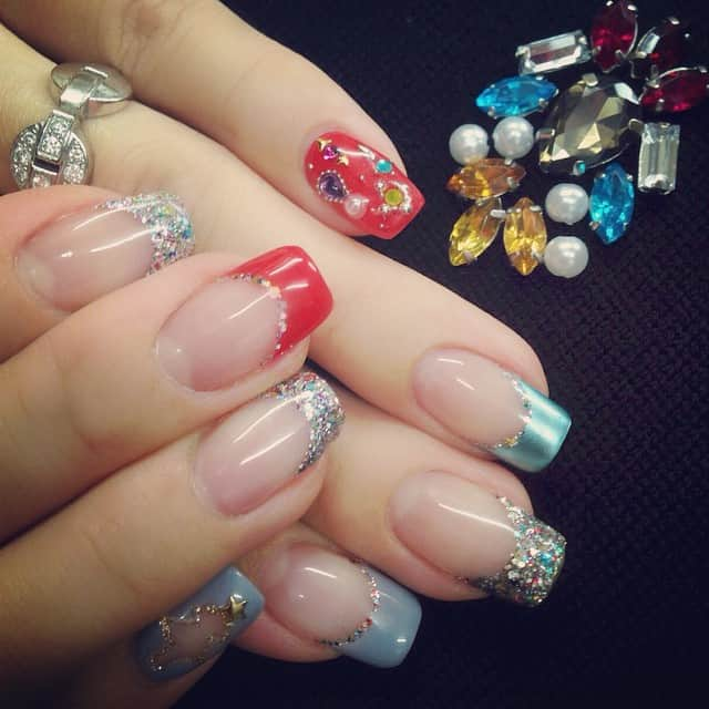 小川淳子さんのインスタグラム写真 - (小川淳子Instagram)「Xmas🎄🎅⛄️nail❄️🎁 メタリックやラメで シンプルにキラキラ✨ 一本づつ、🎄ツリーや ビジューを乗せました♡ このビジューchestyのニットみたいでcute💗😊 #chesty #Xmas #nail」11月26日 12時41分 - junkoogawa1225