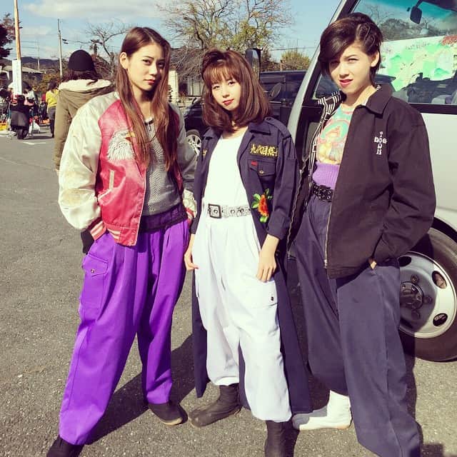 松山愛里のインスタグラム：「九代目総長とレディースたち。 小池里奈ちゃん、愛名ミラちゃんと♪ このお二人、普段は可愛らしいほんわかとした女の子です＼(^o^)／笑 #素敵な選TAXI #drama #苦露悪惨 #クロワッサン #九代目 #松山愛里」