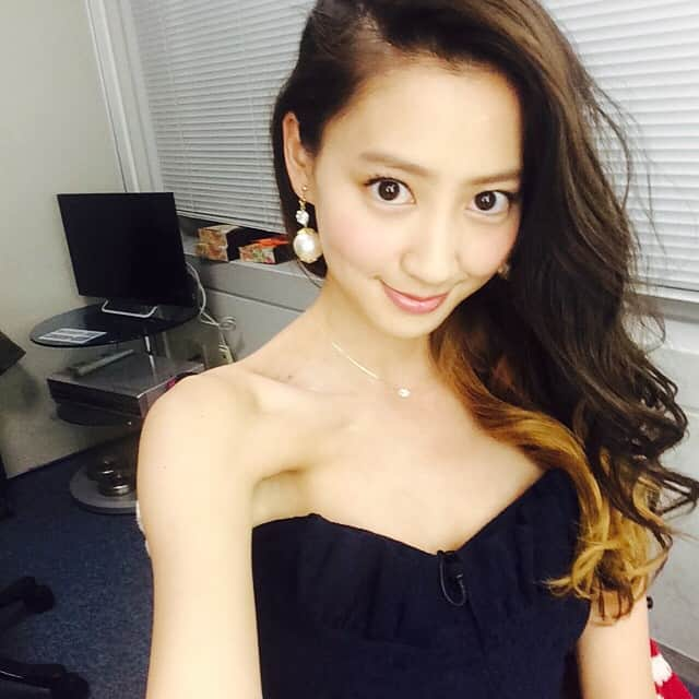 河北麻友子さんのインスタグラム写真 - (河北麻友子Instagram)「Love my new pearl earrings.  最近お気に入りのパールイヤリング！ #KujiraBijou #Accessories #MayukoKawakita #河北麻友子」11月26日 19時52分 - mayukokawakitaofficial