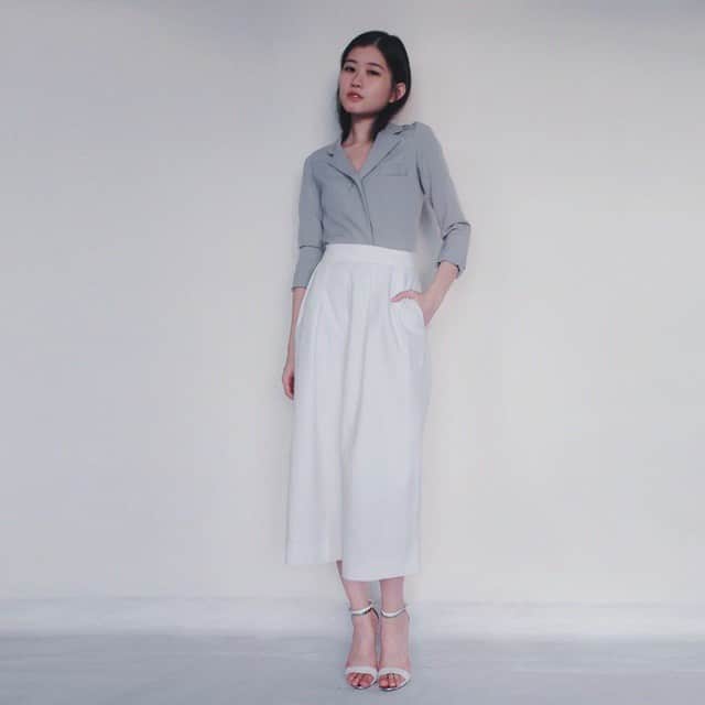 LOOKBOOKさんのインスタグラム写真 - (LOOKBOOKInstagram)「Jay C of @chiehyu1027 tucks her soft gray #blouse into her white #highwaist #culottes, a popular item this season. Follow her for more looks: lookbook.nu/chiehyu102 #lookbook #lookbooknu #ootd #taiwan」11月27日 0時10分 - lookbook