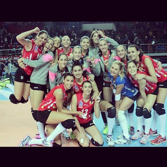 VakıfBank SKのインスタグラム：「Yıldızlarımız Piacenza'yı 3-0 ile geçerek eve galibiyetle dönüyor!」