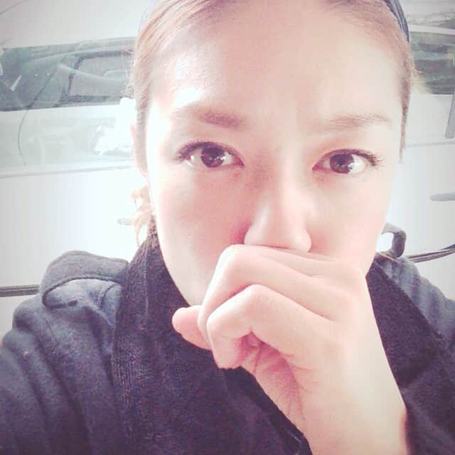 加藤紀子のインスタグラム：「ロケ車で待ちすぎて笛を吹いています。(嘘、喉が相変わらずハスハスで喉の奥を温めてます) いやー、参った参った。」